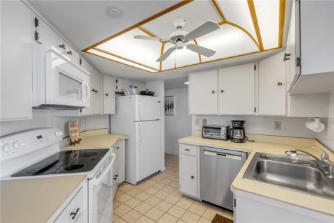 Condo in Daytona Beach, Florida, 1 bedroom  № 2094846 - photo 17