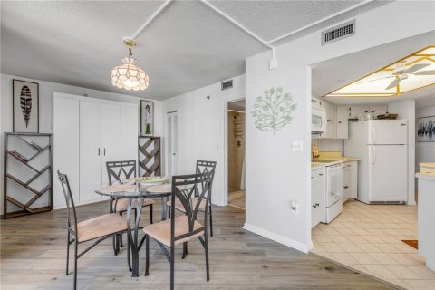 Condo in Daytona Beach, Florida, 1 bedroom  № 2094846 - photo 13