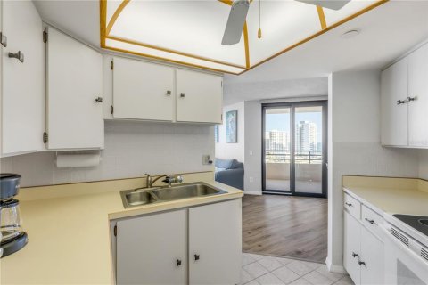 Condo in Daytona Beach, Florida, 1 bedroom  № 2094846 - photo 21