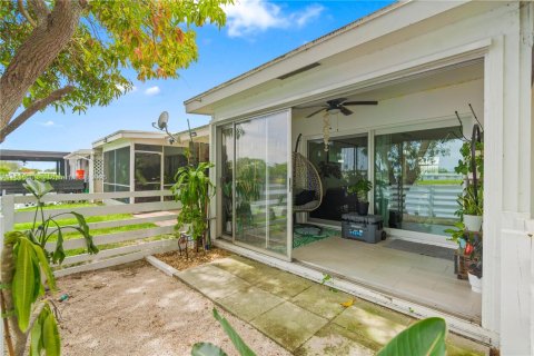 House in Tamarac, Florida 2 bedrooms, 81.29 sq.m. № 1817741 - photo 10