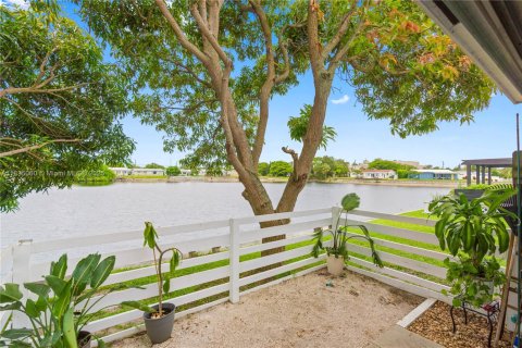 House in Tamarac, Florida 2 bedrooms, 81.29 sq.m. № 1817741 - photo 11