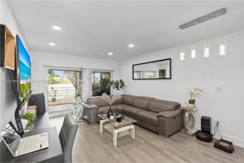 House in Tamarac, Florida 2 bedrooms, 81.29 sq.m. № 1817741 - photo 1