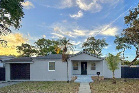 Commercial property in Miami, Florida 201.32 sq.m. № 1804428 - photo 1