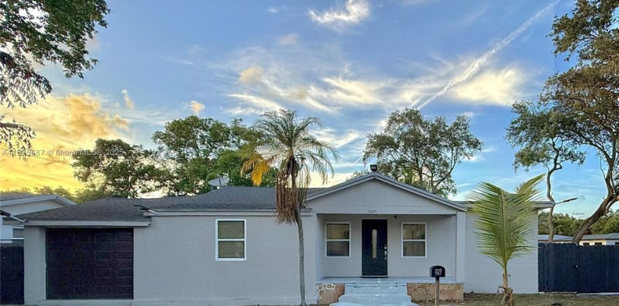 Commercial property in Miami, Florida 201.32 sq.m. № 1804428