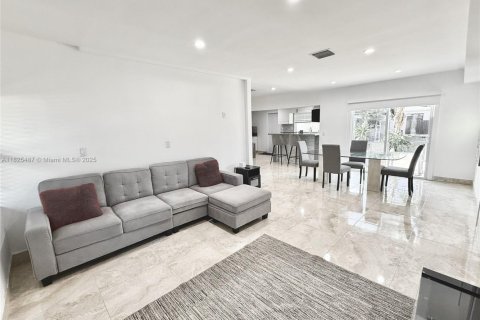 Commercial property in Miami, Florida 201.32 sq.m. № 1804428 - photo 3