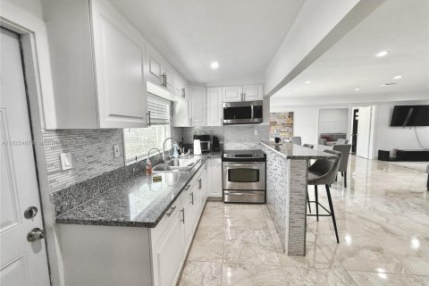 Commercial property in Miami, Florida 201.32 sq.m. № 1804428 - photo 7