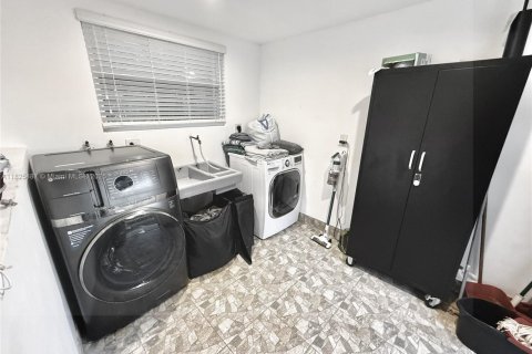 Commercial property in Miami, Florida 201.32 sq.m. № 1804428 - photo 13
