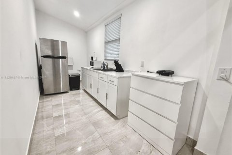 Commercial property in Miami, Florida 201.32 sq.m. № 1804428 - photo 16