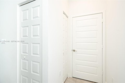 Снять в аренду кондоминиум в Дорал, Флорида 3 спальни, 140.19м2, № 2077948 - фото 10