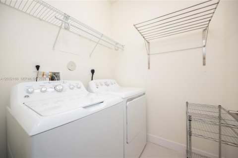 Снять в аренду кондоминиум в Дорал, Флорида 3 спальни, 140.19м2, № 2077948 - фото 28