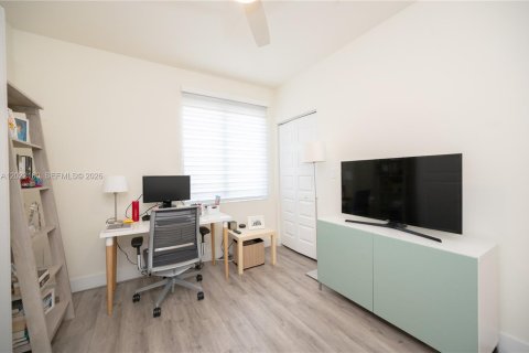 Снять в аренду кондоминиум в Дорал, Флорида 3 спальни, 140.19м2, № 2077948 - фото 14