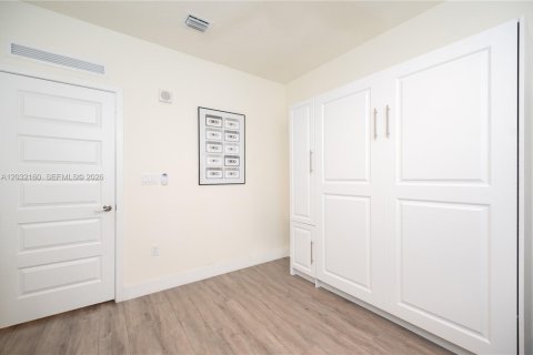 Снять в аренду кондоминиум в Дорал, Флорида 3 спальни, 140.19м2, № 2077948 - фото 15