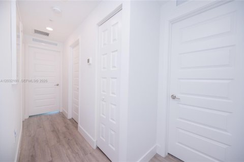 Снять в аренду кондоминиум в Дорал, Флорида 3 спальни, 140.19м2, № 2077948 - фото 29