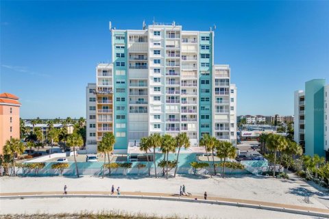 Condo in Treasure Island, Florida, 3 bedrooms  № 1810849 - photo 1