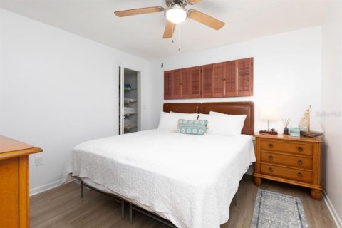 Condo in Treasure Island, Florida, 3 bedrooms  № 1810849 - photo 24