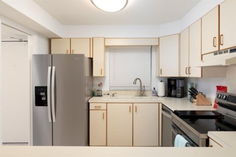 Condo in Treasure Island, Florida, 3 bedrooms  № 1810849 - photo 12
