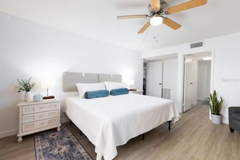 Condo in Treasure Island, Florida, 3 bedrooms  № 1810849 - photo 15