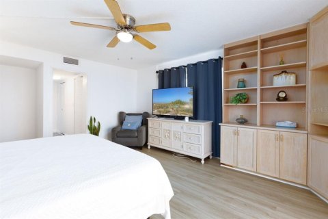 Condo in Treasure Island, Florida, 3 bedrooms  № 1810849 - photo 14