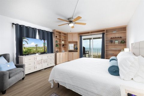 Condo in Treasure Island, Florida, 3 bedrooms  № 1810849 - photo 16