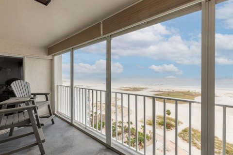 Condo in Treasure Island, Florida, 3 bedrooms  № 1810849 - photo 17