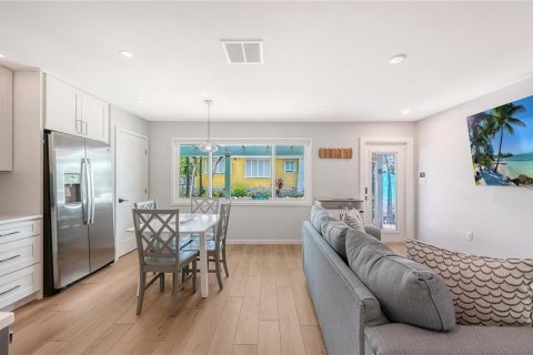 Condo in Bradenton Beach, Florida, 1 bedroom  № 2239522 - photo 12