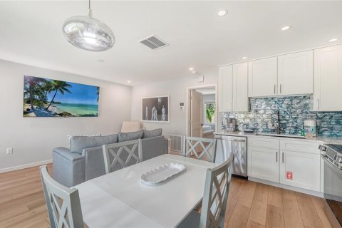 Condo in Bradenton Beach, Florida, 1 bedroom  № 2239522 - photo 9