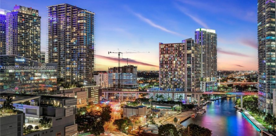 Кондоминиум с 2 спальнями в Майами, Флорида № 1990611