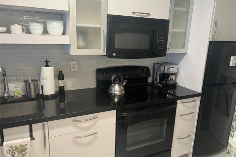 Condo in Miami Beach, Florida  № 1962369 - photo 19