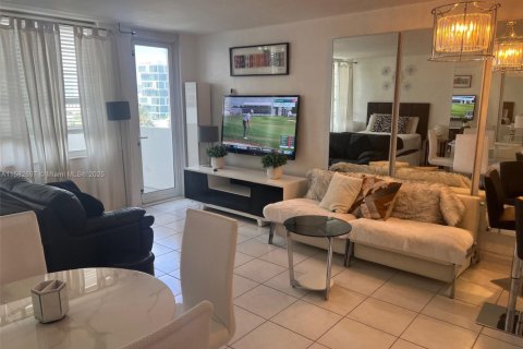 Condo in Miami Beach, Florida  № 1962369 - photo 10