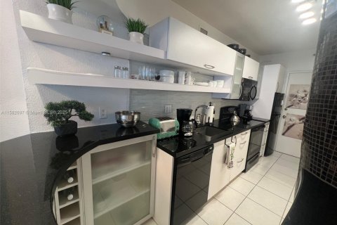 Condo in Miami Beach, Florida  № 1962369 - photo 17