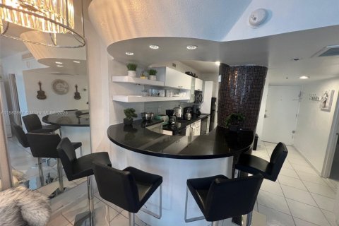 Condo in Miami Beach, Florida  № 1962369 - photo 4