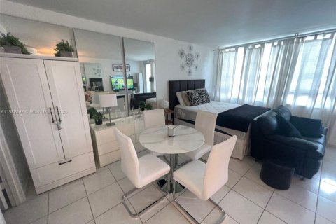 Condo in Miami Beach, Florida  № 1962369 - photo 12