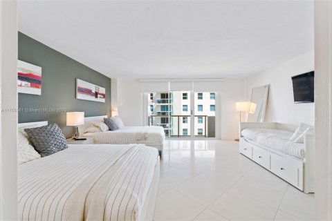 Condo in Surfside, Florida, 2 bedrooms  № 1864377 - photo 19