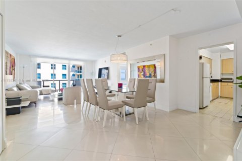 Condo in Surfside, Florida, 2 bedrooms  № 1864377 - photo 3