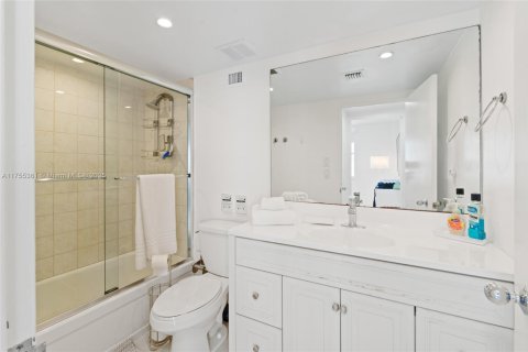 Condo in Surfside, Florida, 2 bedrooms  № 1864377 - photo 26