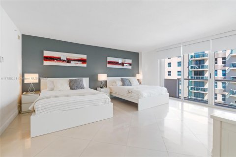 Condo in Surfside, Florida, 2 bedrooms  № 1864377 - photo 17