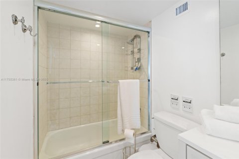 Condo in Surfside, Florida, 2 bedrooms  № 1864377 - photo 16