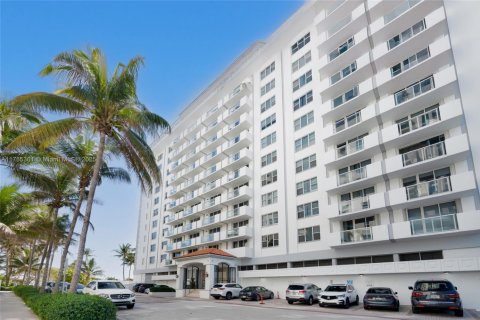 Condo in Surfside, Florida, 2 bedrooms  № 1864377 - photo 24