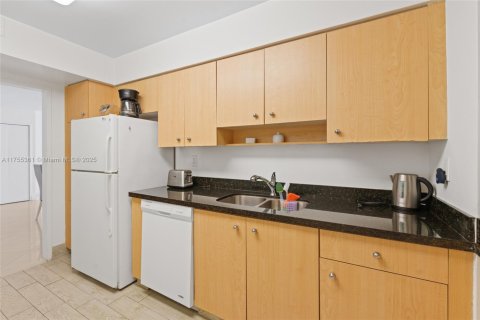 Condo in Surfside, Florida, 2 bedrooms  № 1864377 - photo 13