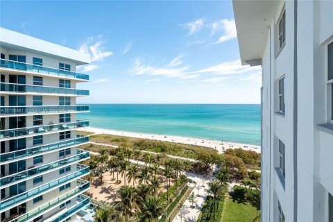 Condo in Surfside, Florida, 2 bedrooms  № 1864377 - photo 1
