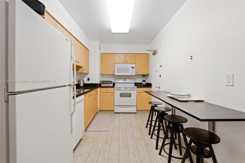 Condo in Surfside, Florida, 2 bedrooms  № 1864377 - photo 11