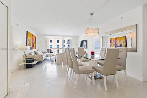 Condo in Surfside, Florida, 2 bedrooms  № 1864377 - photo 2