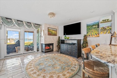 Townhouse in Melbourne Beach, Florida 3 bedrooms, 245.73 sq.m. № 2045090 - photo 15