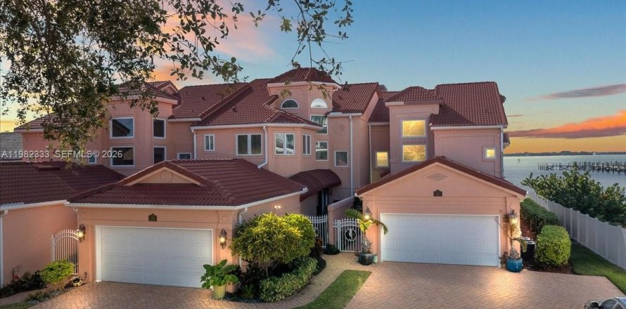 Townhouse in Melbourne Beach, Florida 3 bedrooms, 245.73 sq.m. № 2045090