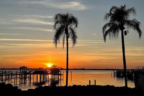 Townhouse in Melbourne Beach, Florida 3 bedrooms, 245.73 sq.m. № 2045090 - photo 5