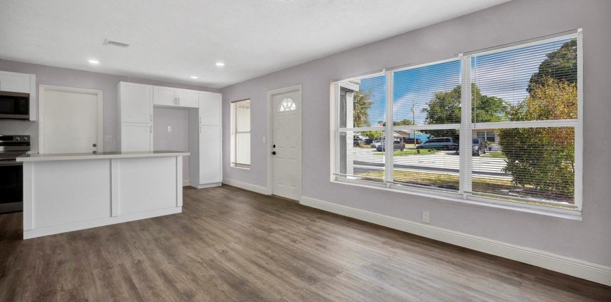 House in Pompano Beach, Florida 4 bedrooms, 117.06 sq.m. № 1163096