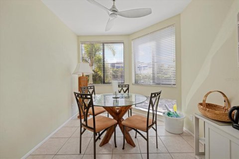 Condo in Longboat Key, Florida, 2 bedrooms № 2215286 - photo 8