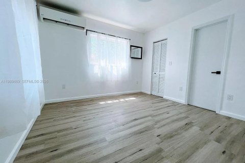 House in Miami, Florida 4 bedrooms, 145.67 sq.m. № 2244335 - photo 18