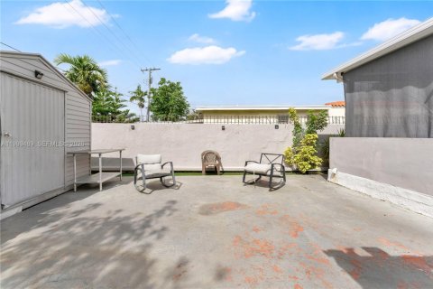 House in Miami, Florida 4 bedrooms, 145.67 sq.m. № 2244335 - photo 22
