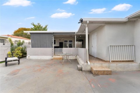 House in Miami, Florida 4 bedrooms, 145.67 sq.m. № 2244335 - photo 27